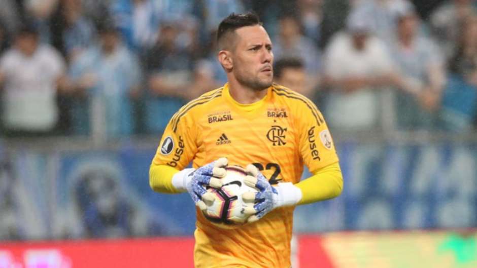 Diego Alves e Juan, ídolo do Fla, participam de ação contra o câncer