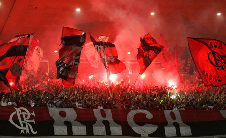 Presidente de organizada do Flamengo apoia Zico por fim de canto contra Pelé