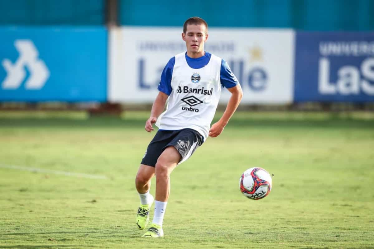 Mancini sobe jovem promessa do Grêmio que é uma das principais apostas da base