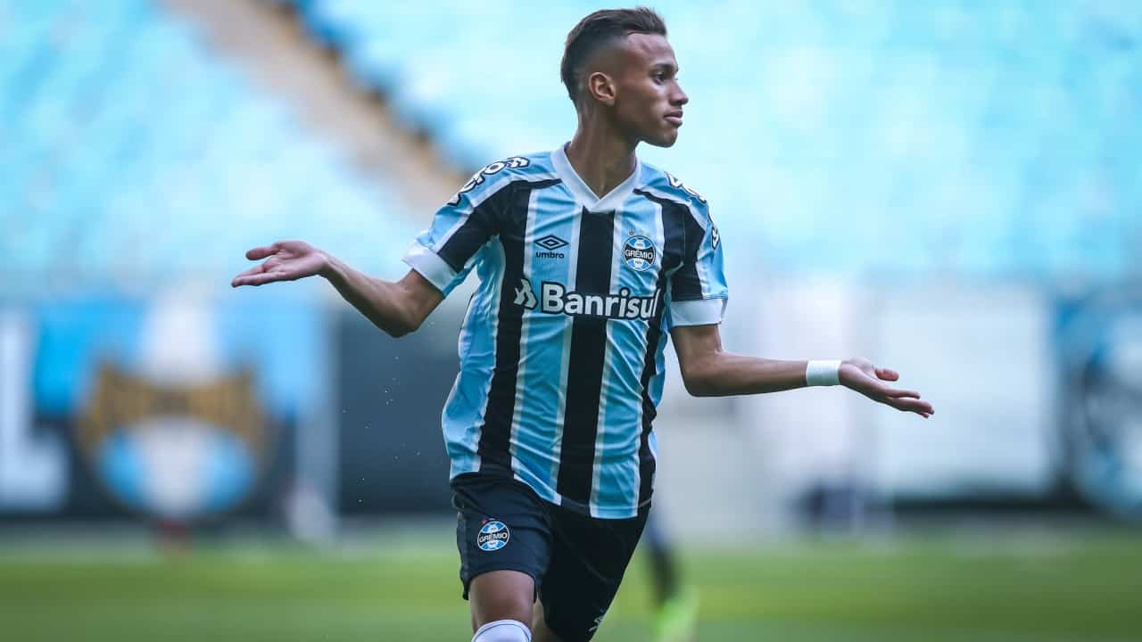 GOOOOOOOOOOOOOOOOOOOOOOLLL!! Virou goleada! Bitello faz o terceiro para o Grêmio