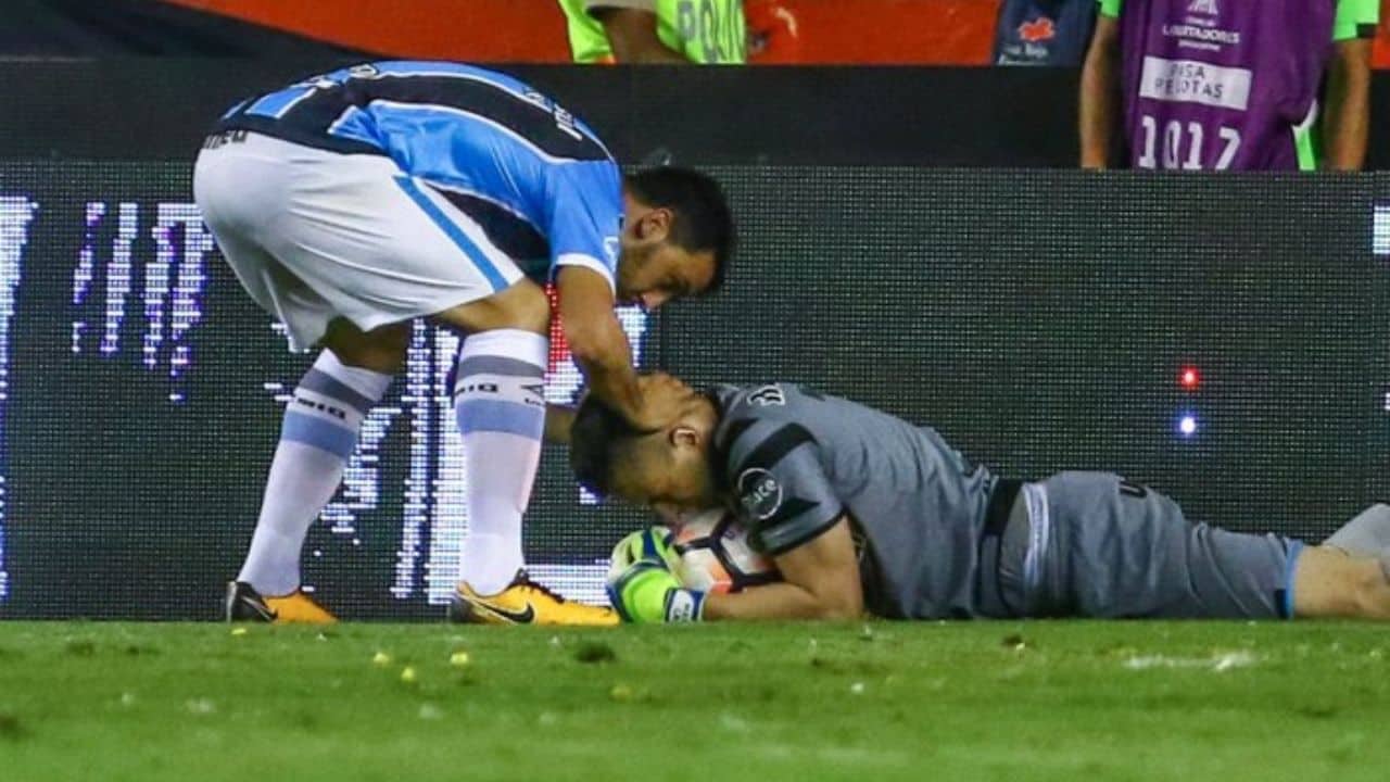 Ex-Grêmio e companheiros de equipe se recusam a entrar em campo no Irã; entenda