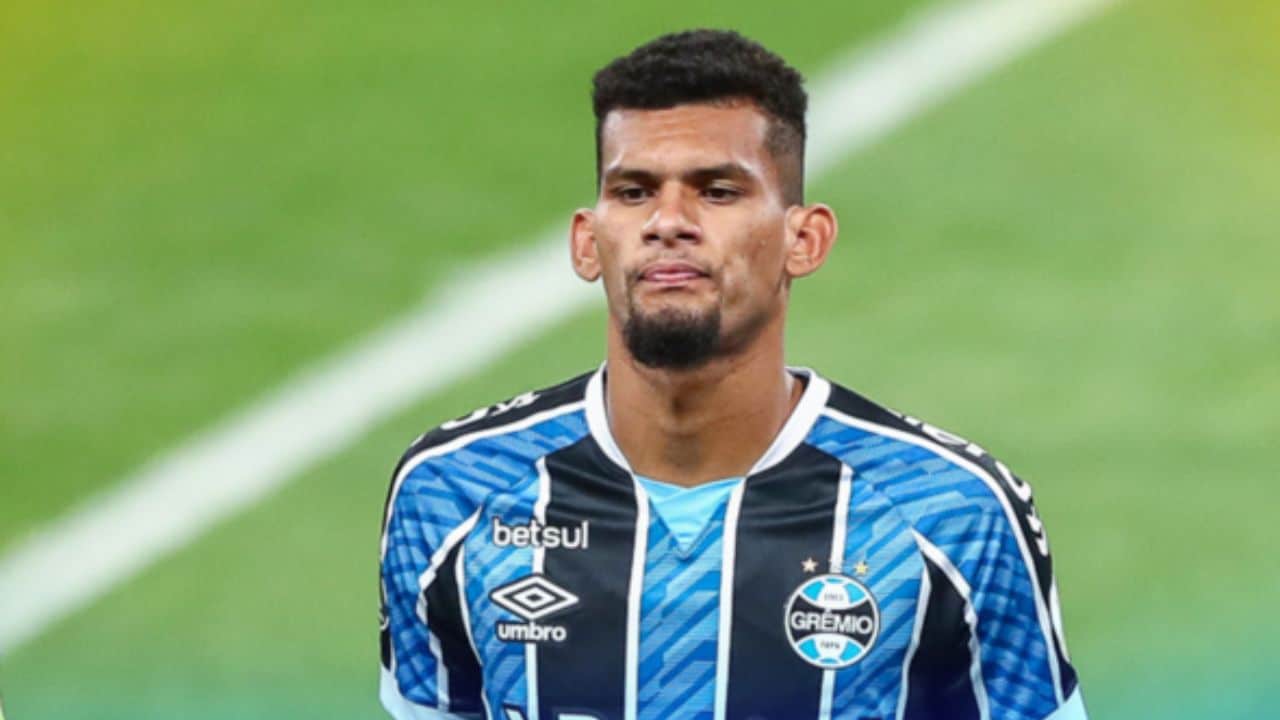 Rodrigues, ex-zagueiro do Grêmio, revela planos para sua carreira no futebol.