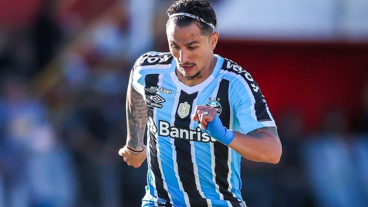 Grêmio descarta contratar meia Vina, informa jornalista esportivo