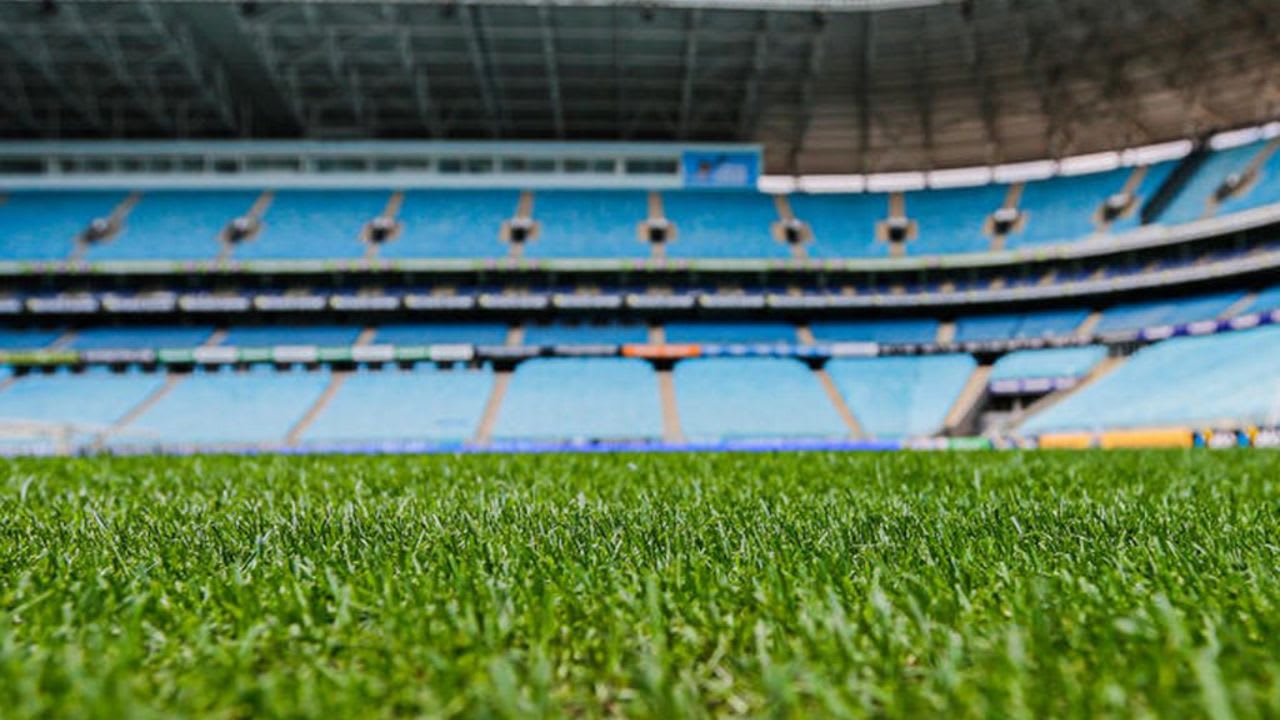 Gramado da Arena do Grêmio em Condição Desafiadora após Chuvas