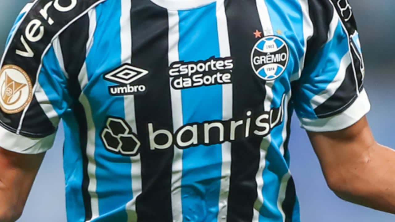 Grêmio define data de lançamento da nova camisa tricolor: últimos ajustes.