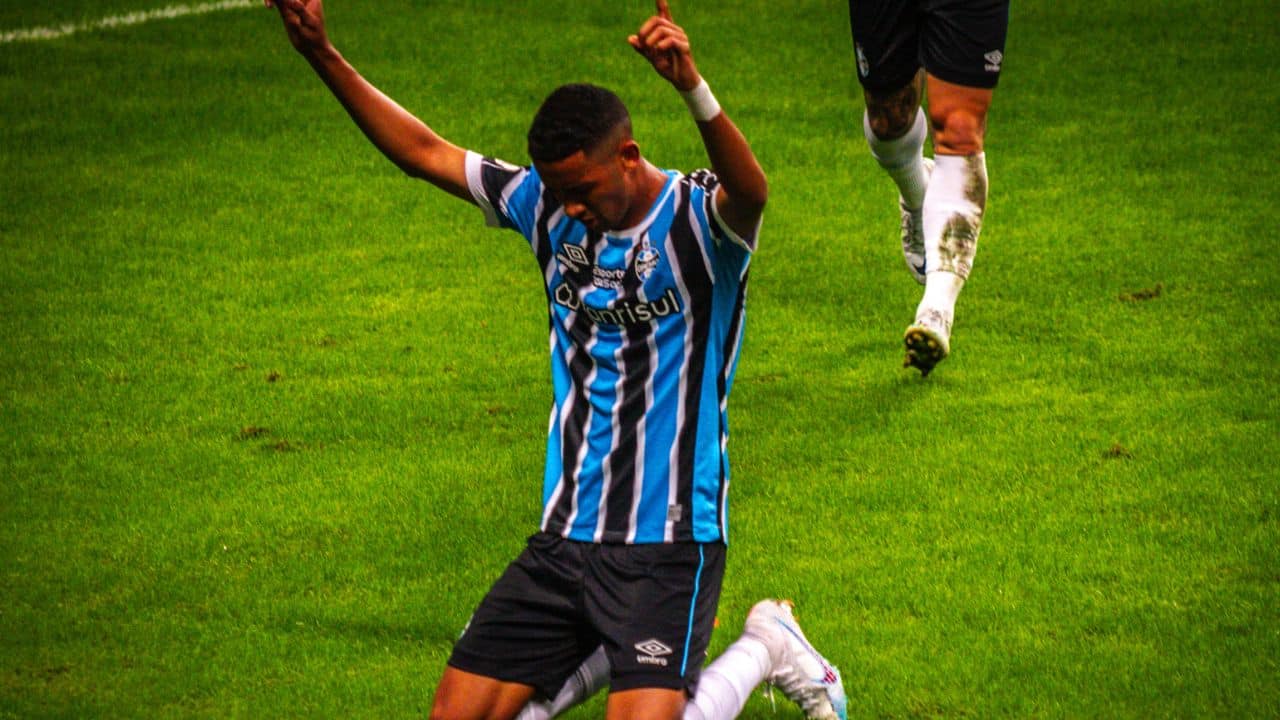 Lesão de André Henrique evidencia problema sério no Grêmio.