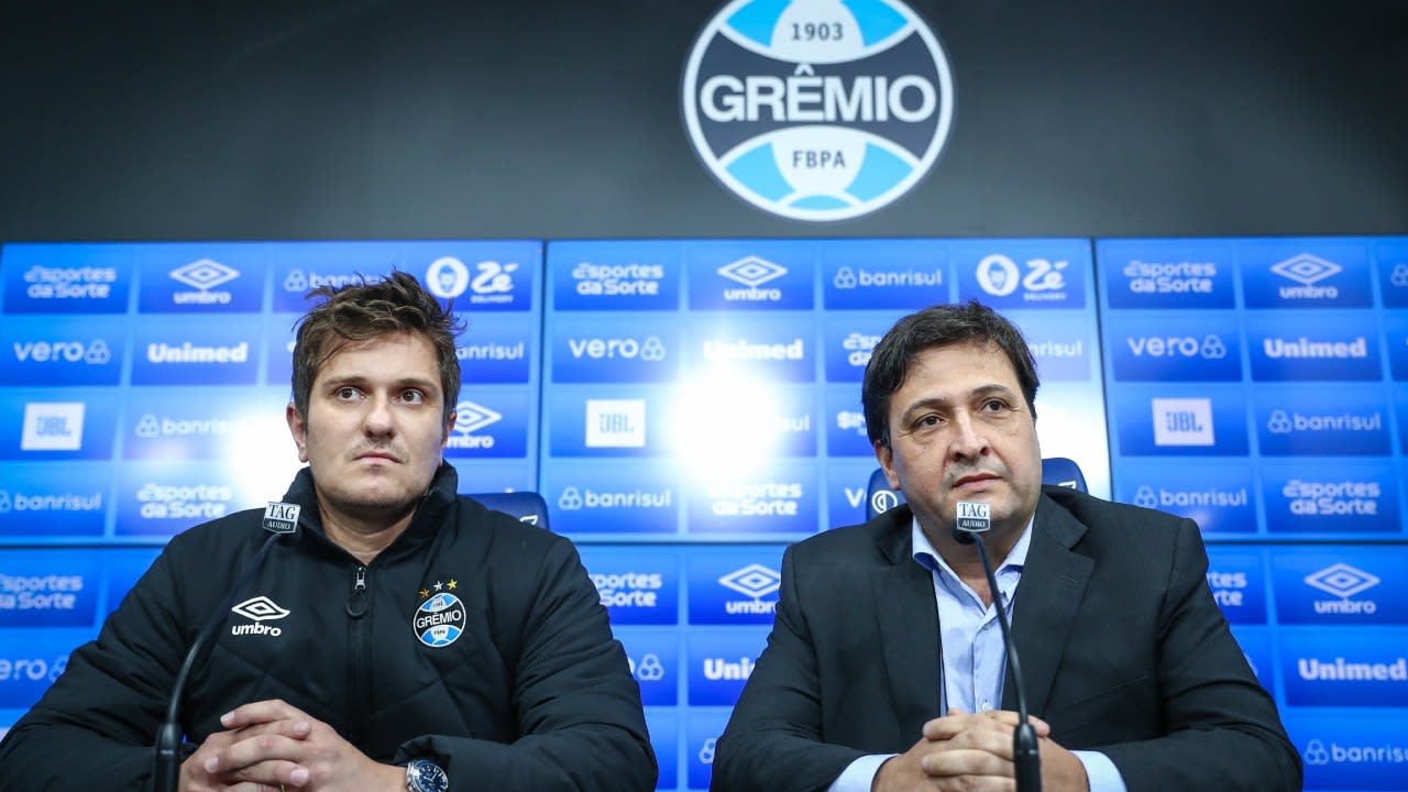 Grêmio negocia com dois atacantes e define prazo para fechar acordos.