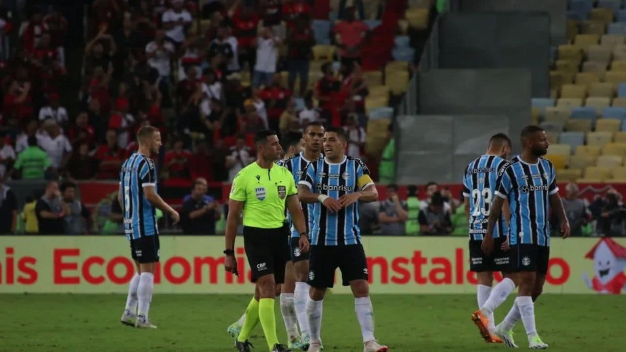 Enquanto os flamenguistas o criticam, Corinthians e Grêmio o querem agora