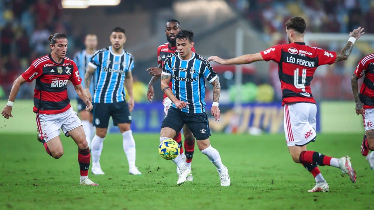 Arrascaeta resolve, Flamengo vence Bragantino e agita reta final
