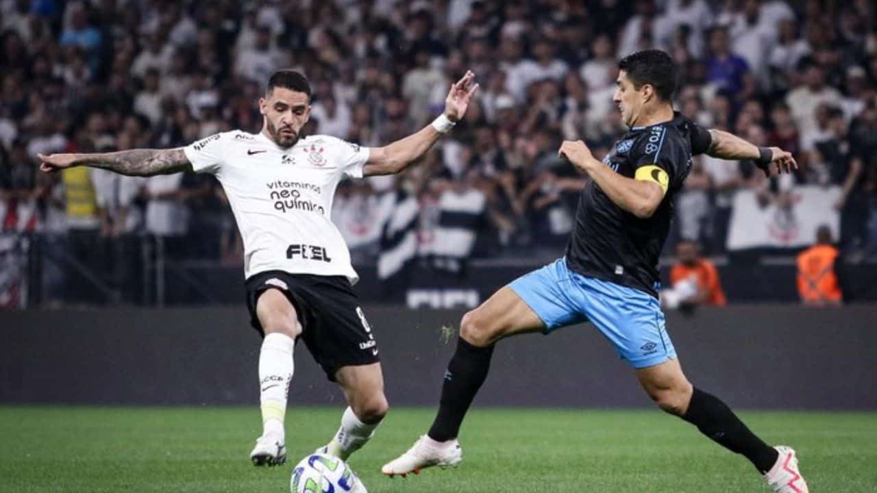 Revolta com treinador e Fábio Santos marca empate do Corinthians