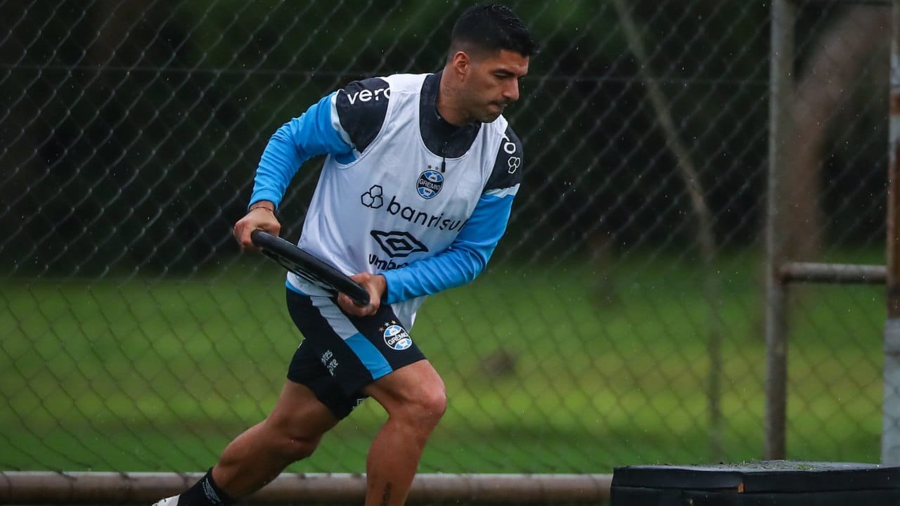 Imagens de Suárez no treino do Grêmio chamam atenção pela intensidade