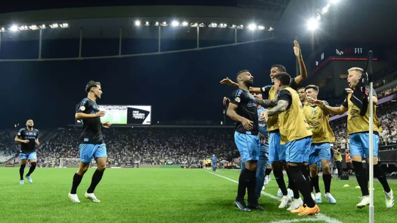 Jornalista bate na mesa e cita escândalo ao falar de Corinthians x Grêmio