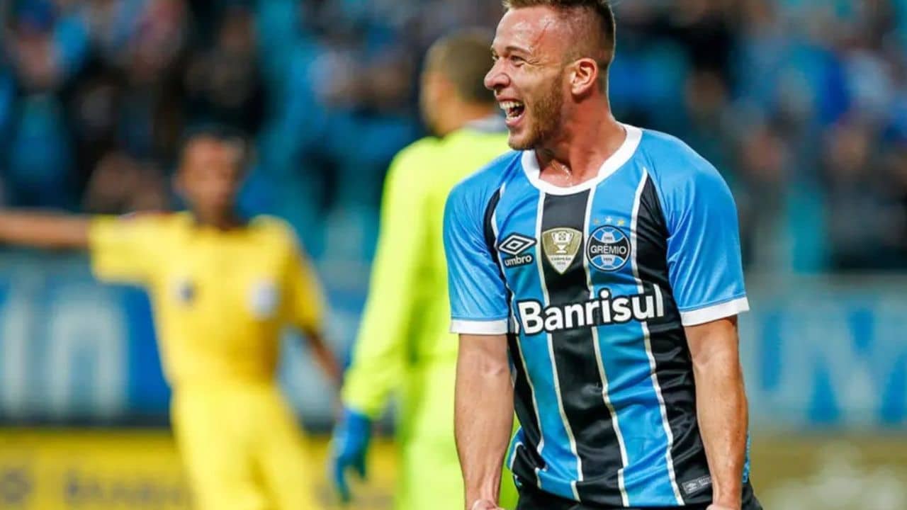 Presidente do Grêmio descarta retorno de volante Arthur ao clube