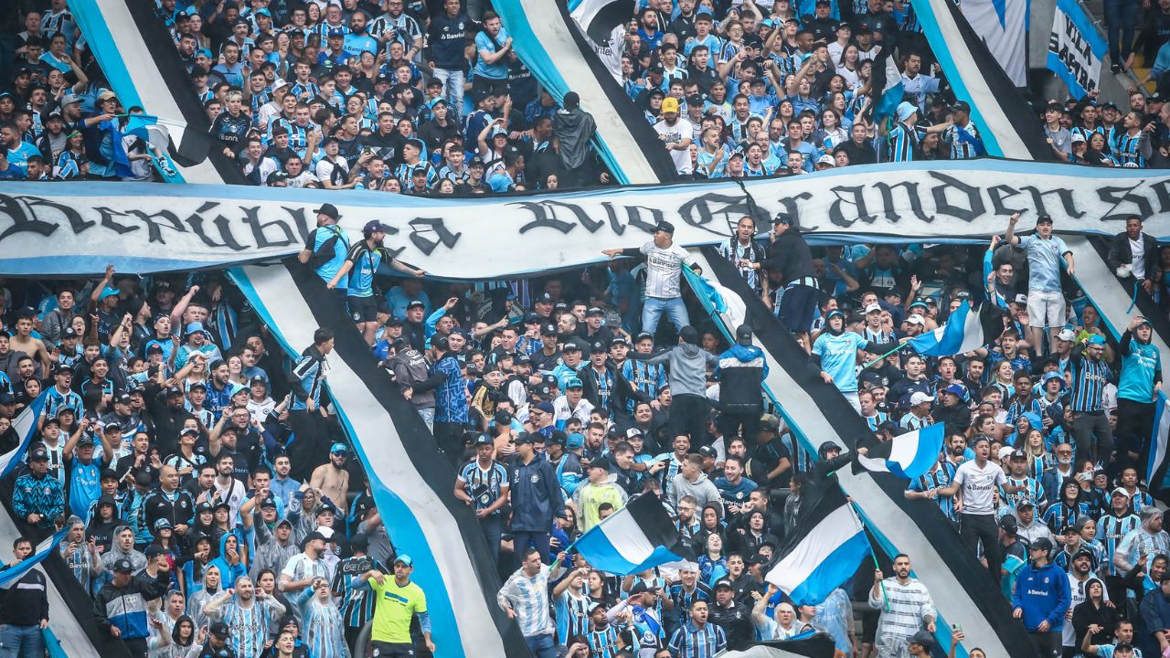 Torcida do Grêmio vai à loucura na web com possível contratação de craque do Flamengo