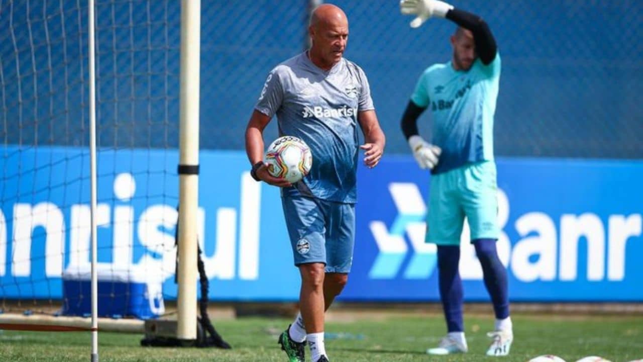 Preparador de goleiros do Grêmio chama ídolo do Corinthians para conversa particular