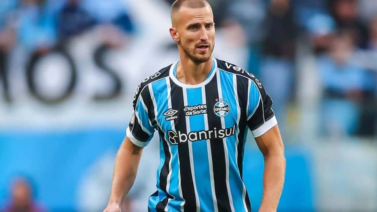 Atualização da Situação Física de Rodrigo Ely coloca Zagueiro como Dúvida no Grêmio