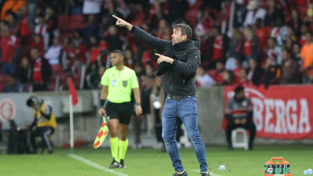 Coudet bate o martelo e toma decisão BIZARRA para Inter x Grêmio