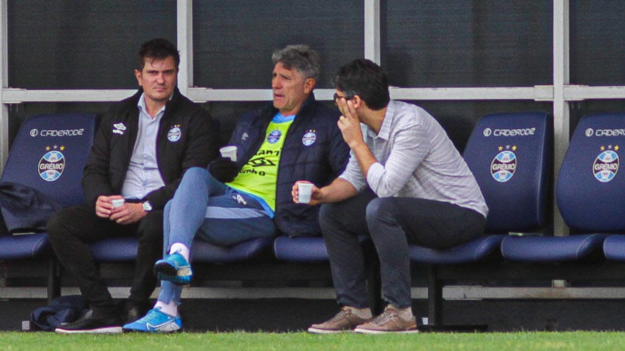Grêmio observa situação contratual de craque chileno e planeja contratação.