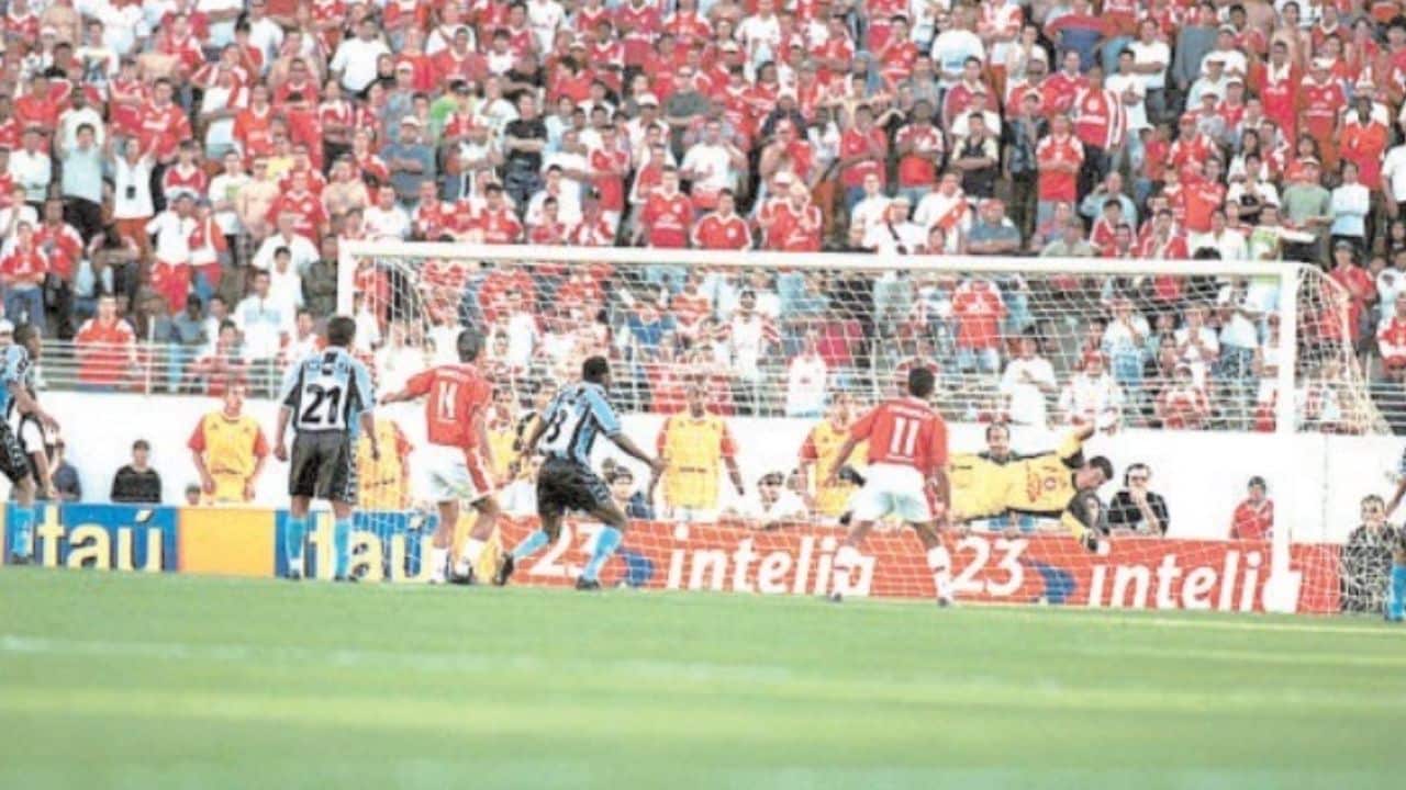 Ronaldinho faz golaço e promete torcida pelo Grêmio no Mundial