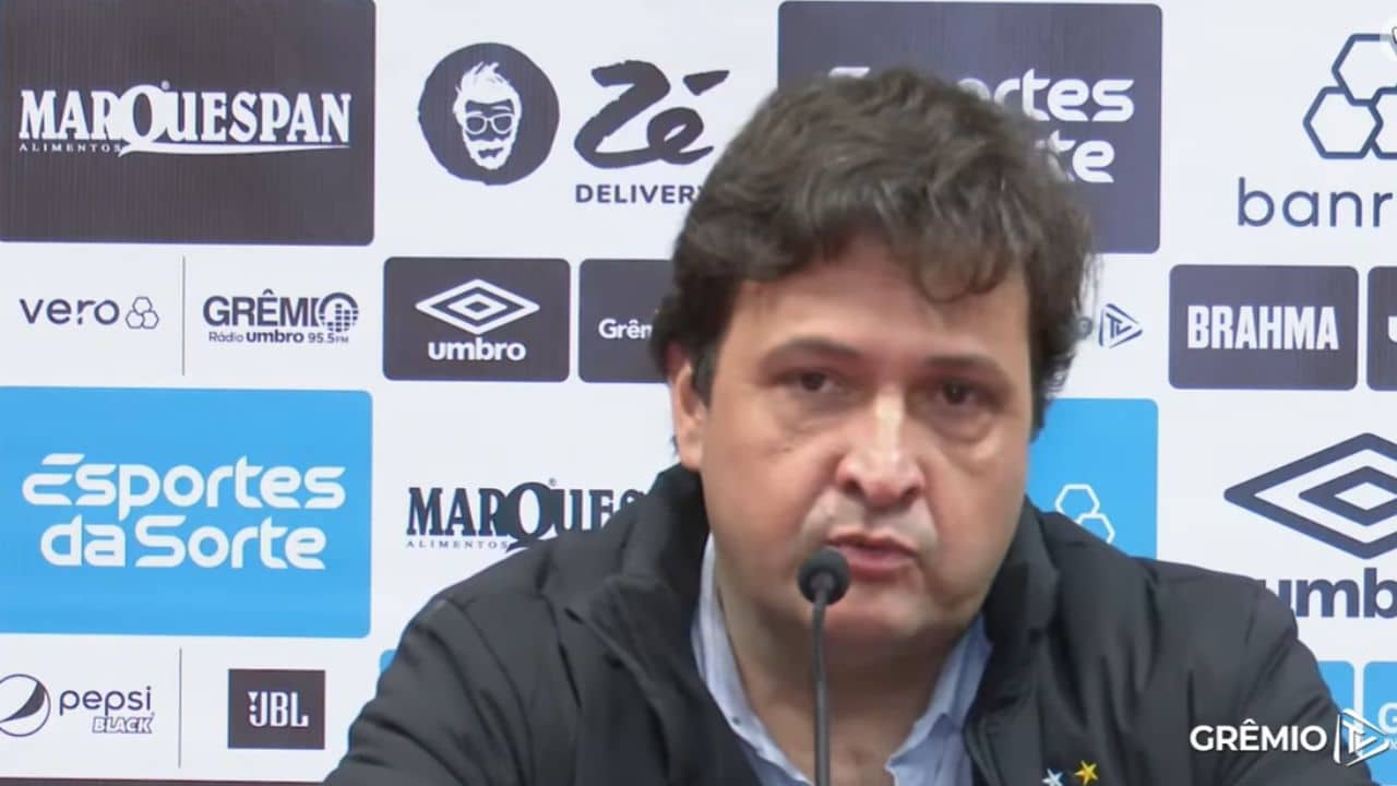 Presidente do Grêmio é criticado por ausência em coletiva de imprensa.