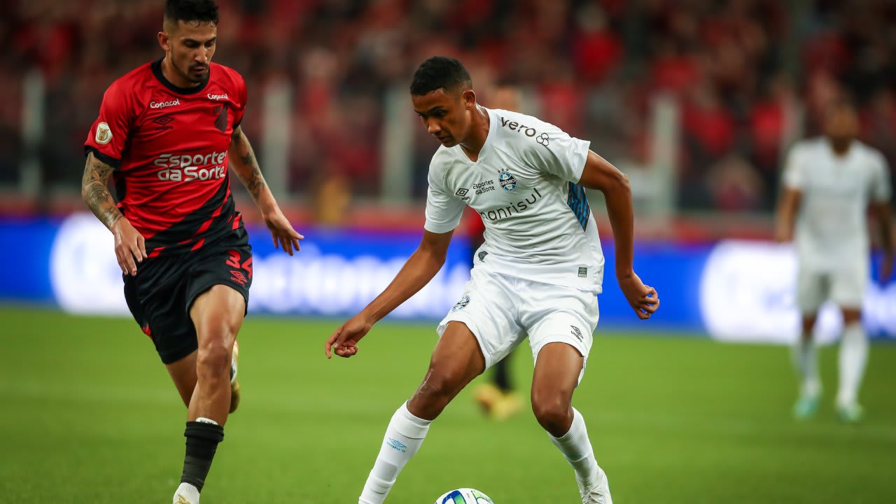 Jovem da base do Grêmio pede desculpas por erro em estreia contra