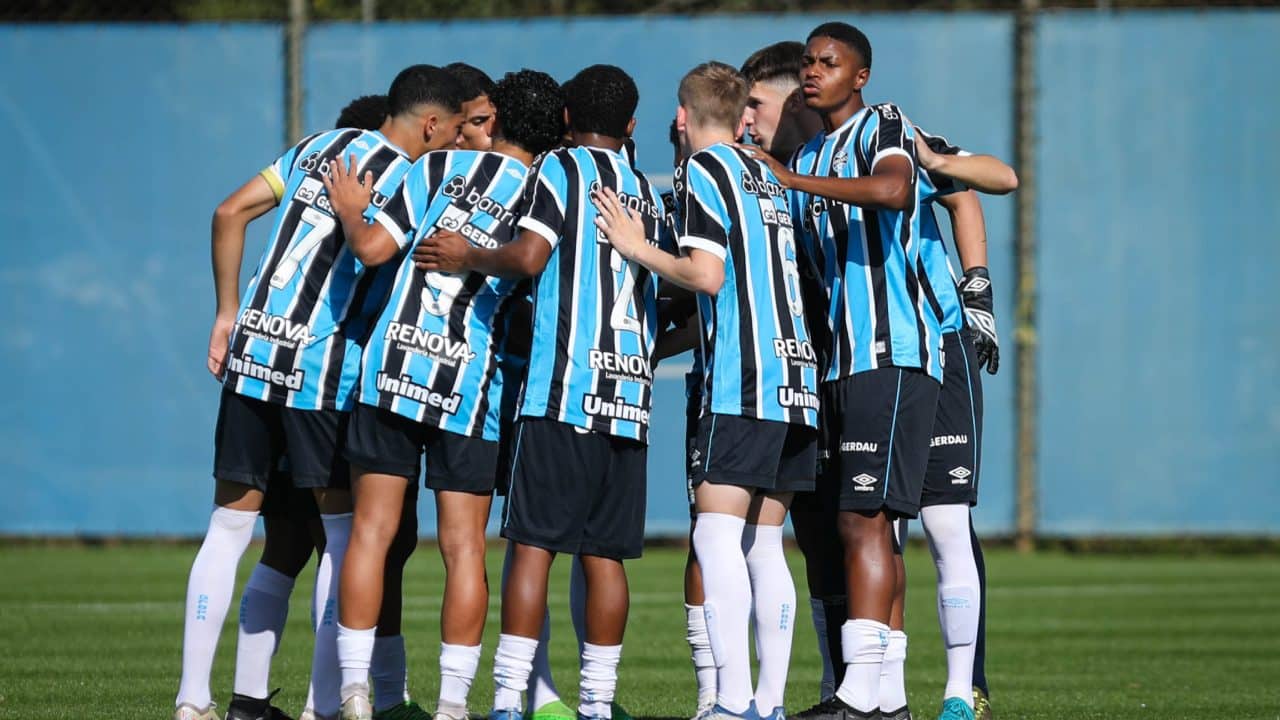 Dois zagueiros do Grêmio Sub-20 são chamados por Renato para treinar.