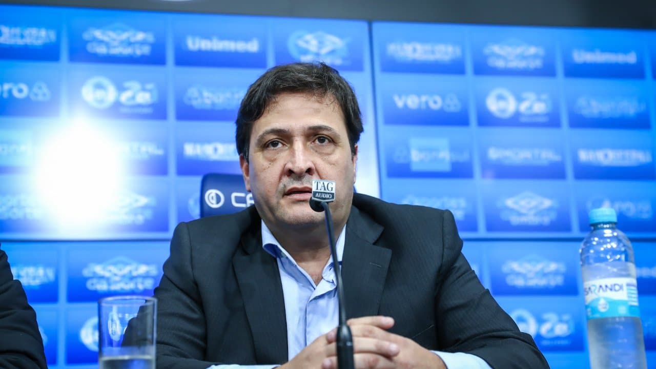 Presidente do Grêmio se retrata com torcida após declaração polêmica no futebol.
