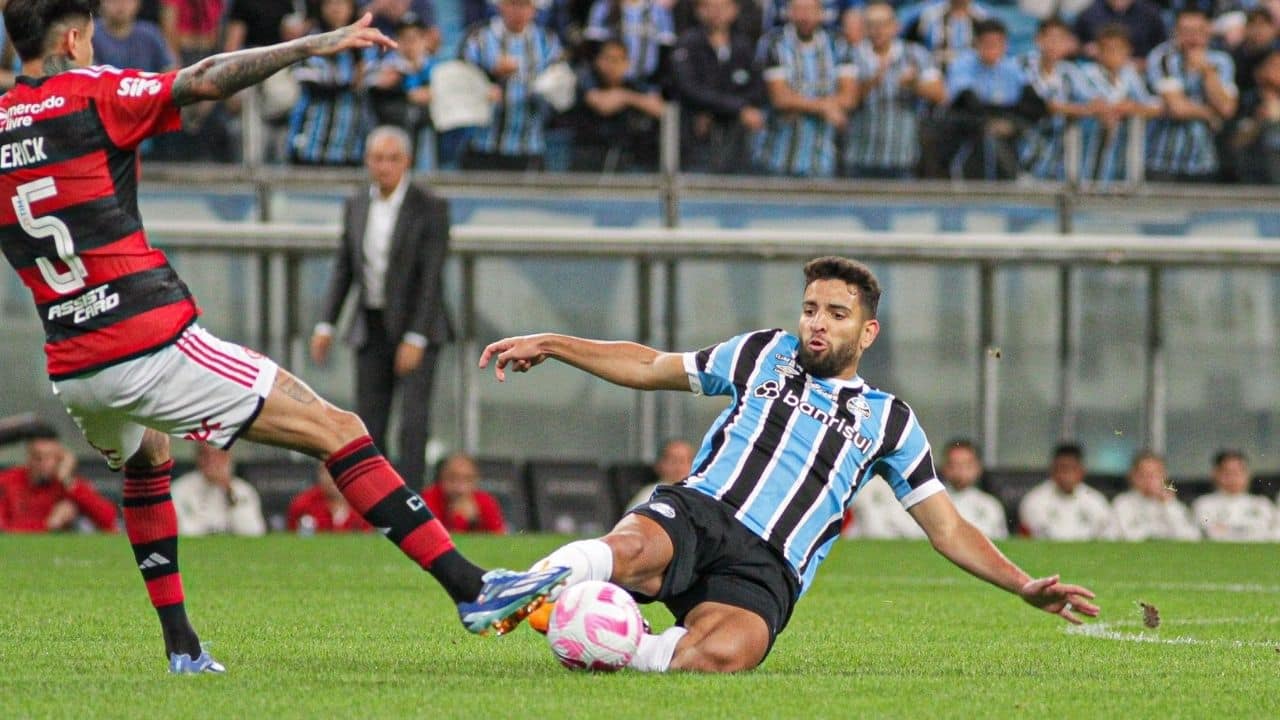 Geromel veste a 3 do Grêmio e vê experiência europeia como trunfo