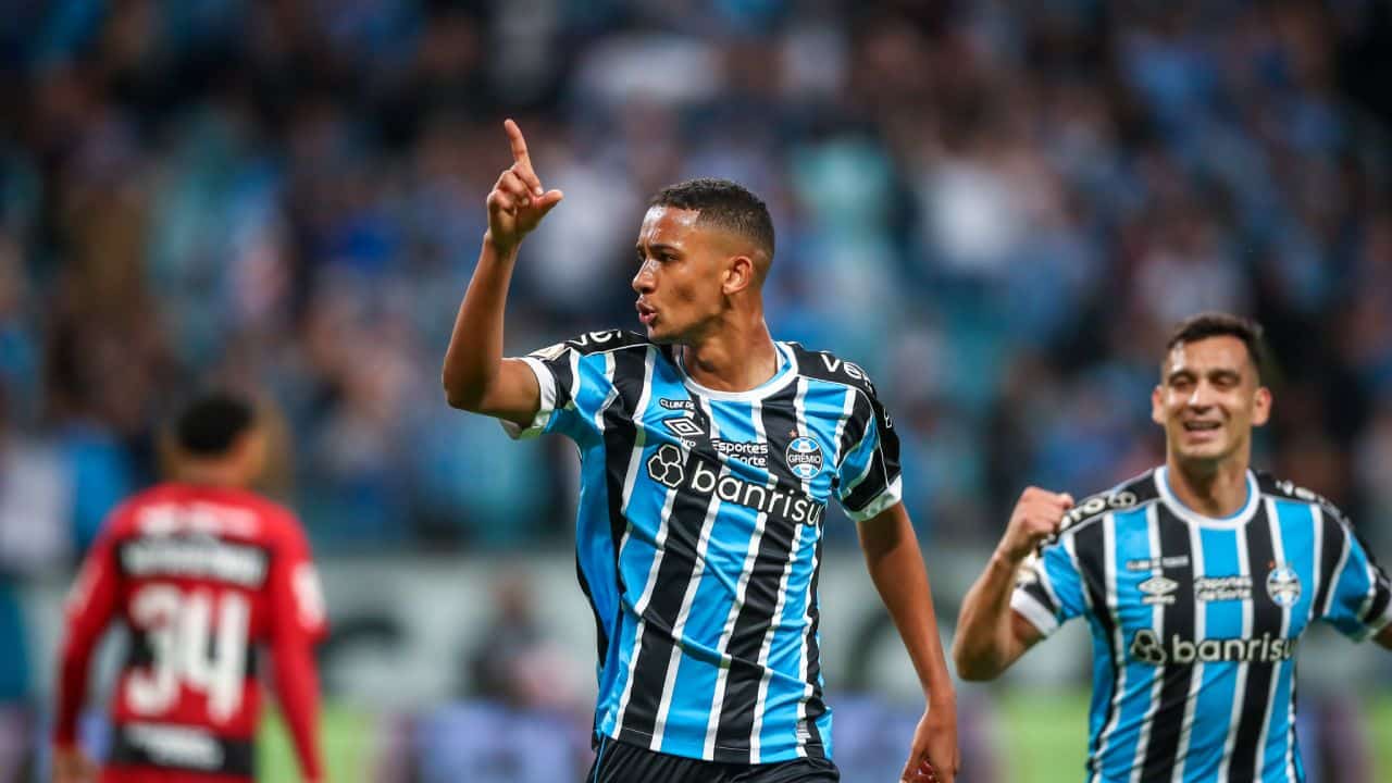 André Henrique brilha e pode ser escalado como titular diante do São Luiz.