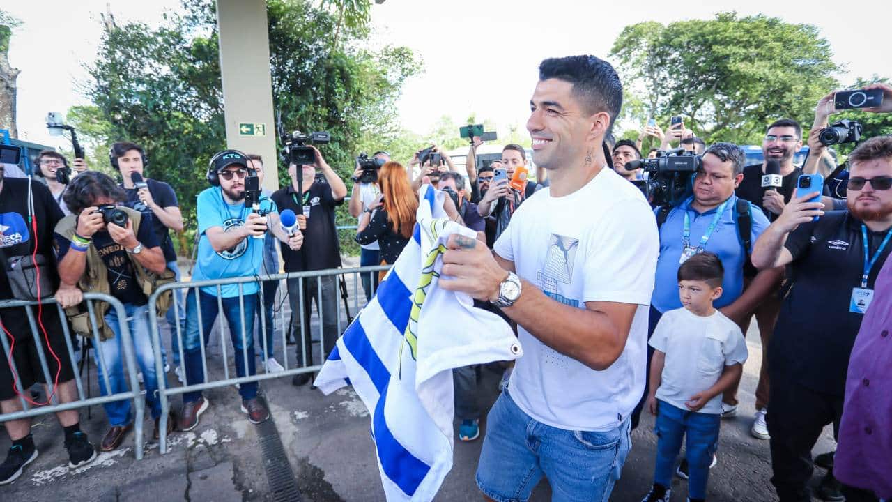 Jogador do Grêmio encara Suárez em despedida pela Seleção Brasileira