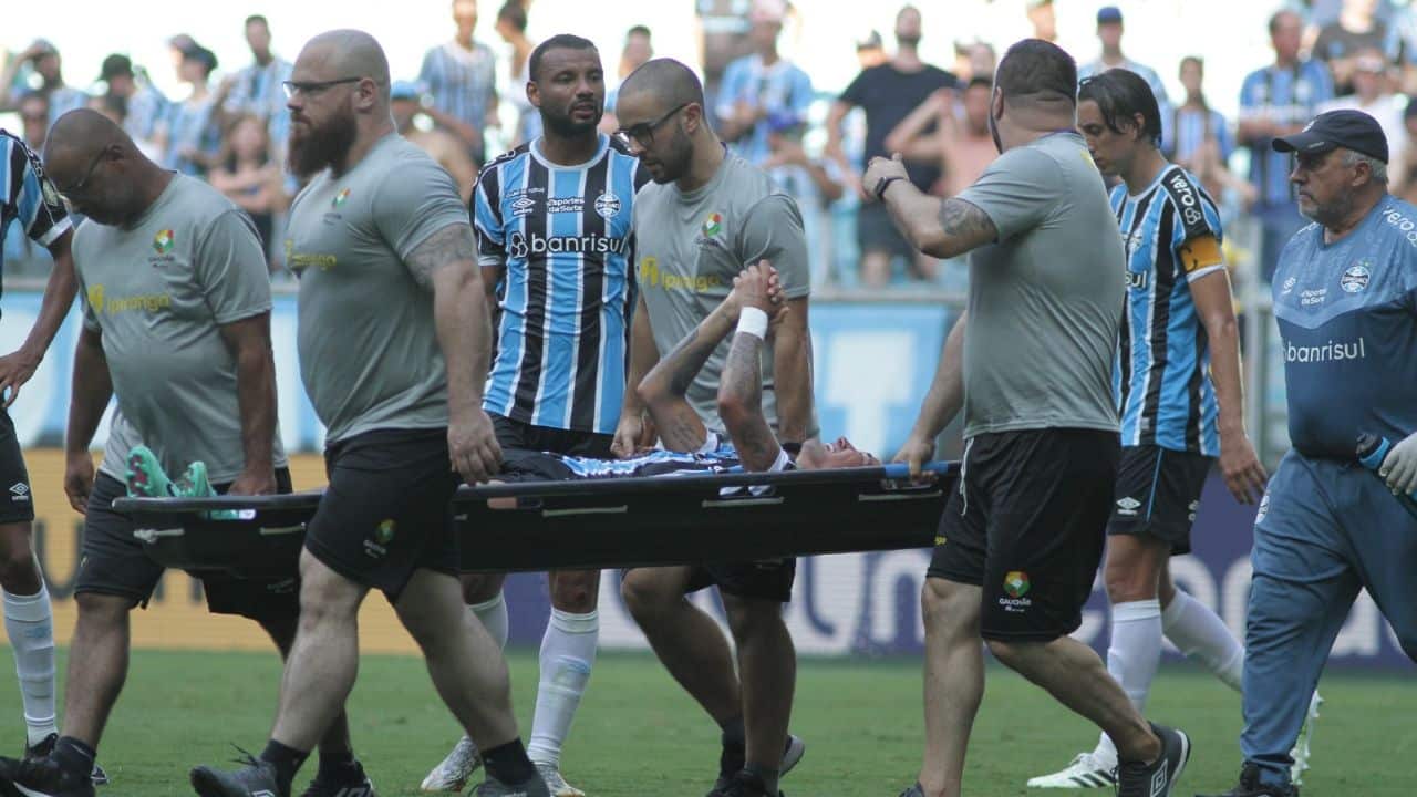 Lesão séria de Jhonata Robert gera preocupação no Grêmio.