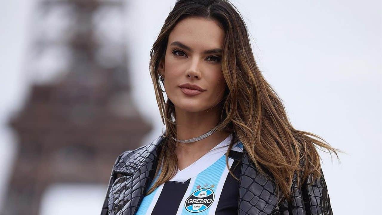 Alessandra Ambrosio inova em look com camisa do Grêmio e desfila
