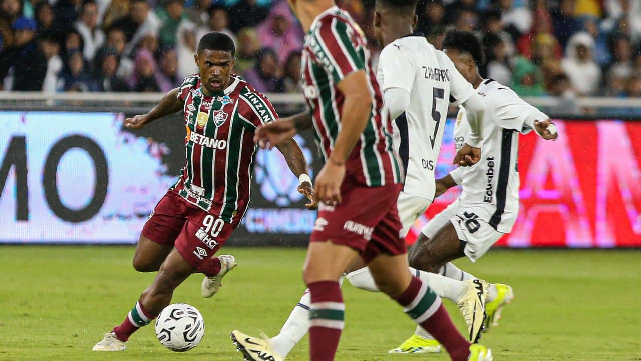 Corinthians domina ex-Grêmio e expõe má fase de jogador no Fluminense.