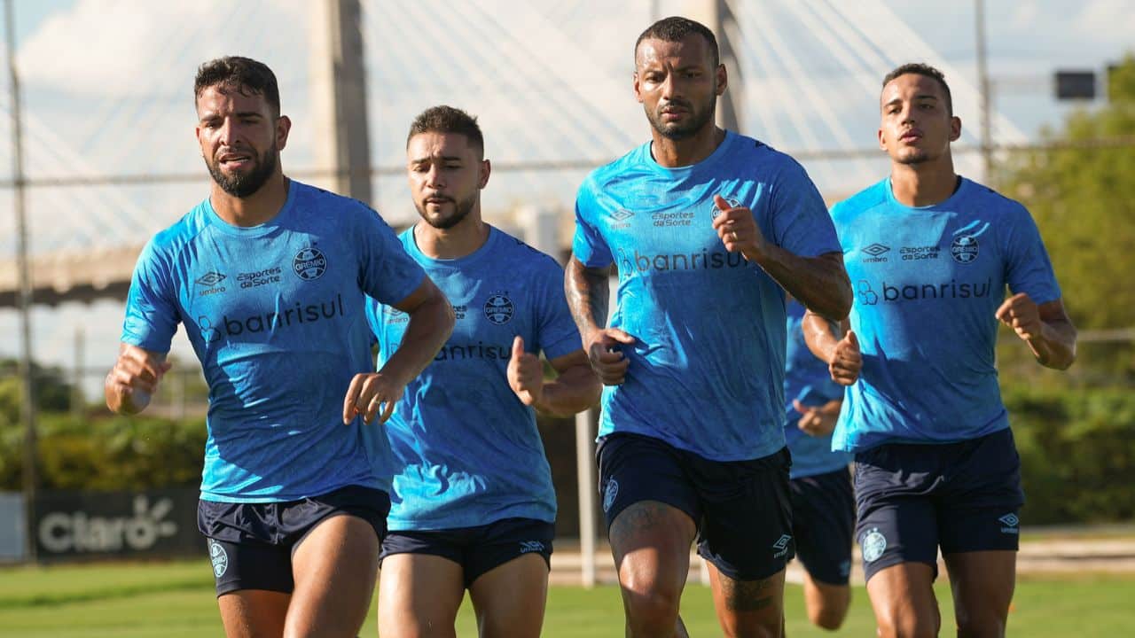 Grêmio com ausências no elenco durante treinamentos em São Paulo.