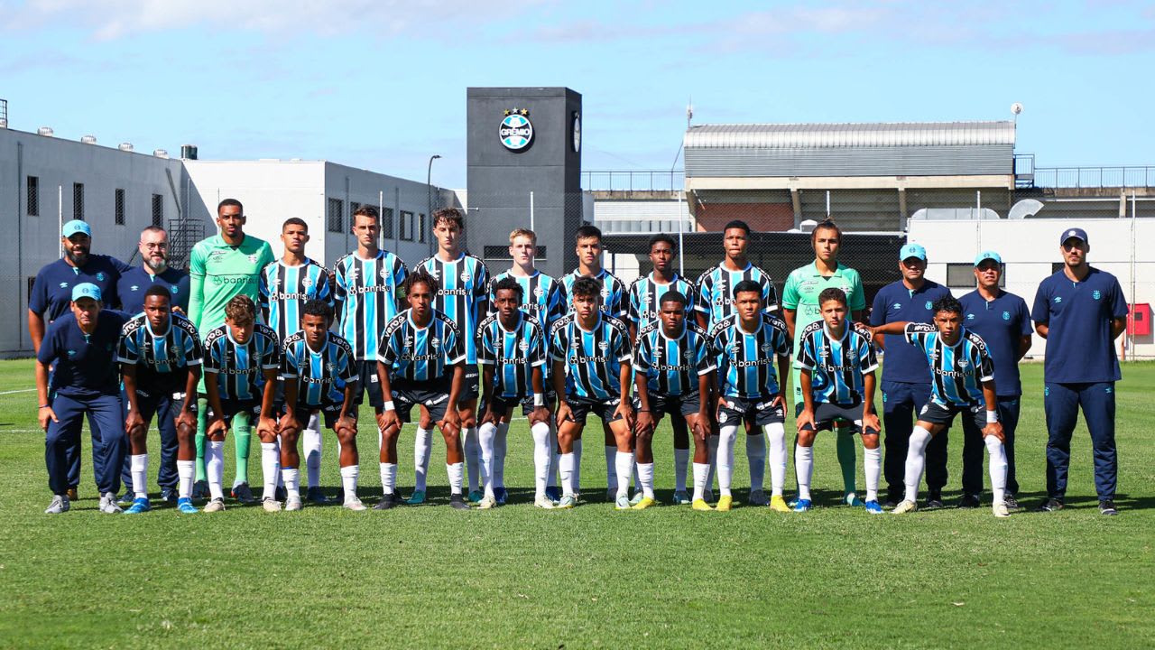 Interesse de Arsenal e PSG preocupa Grêmio por destaque da base.