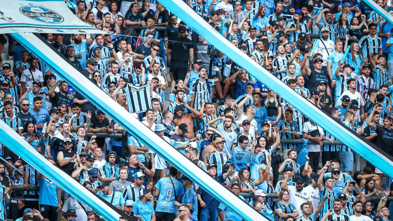 Arena do Grêmio recebe o 4º maior público da história em jogo histórico.