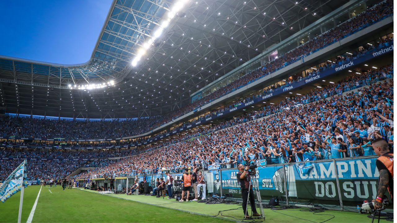 Scout do Manchester United observa promessa do Grêmio na Arena.
