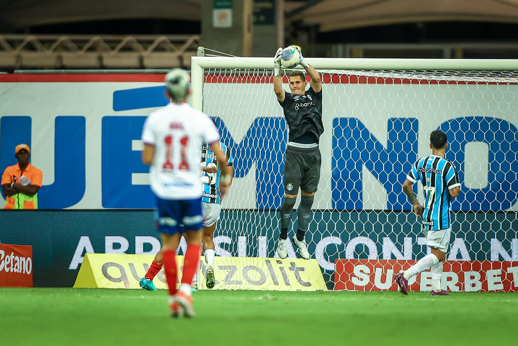 Rafael cabral em sua estreia com a camisa do Grêmio contra o Bahia