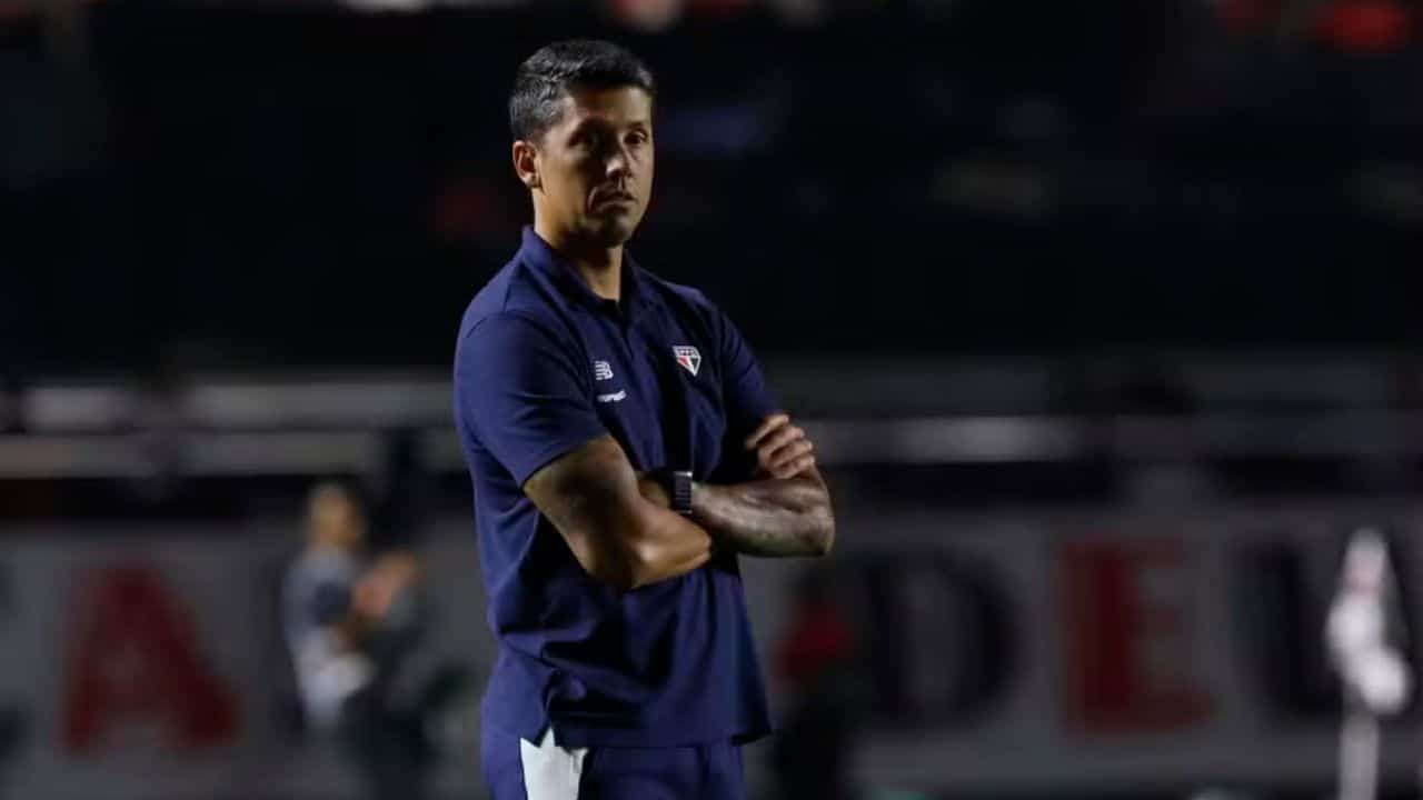 Especulado no Grêmio no final de 2023, técnico é demitido do São Paulo