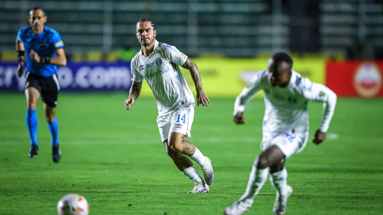 Lance bizarro de Nathan Pescador em The Strongest x Grêmio