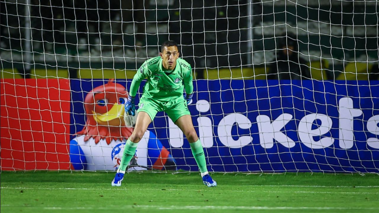 Goleiro do Grêmio apoia vítimas das enchentes no Rio Grande do Sul.