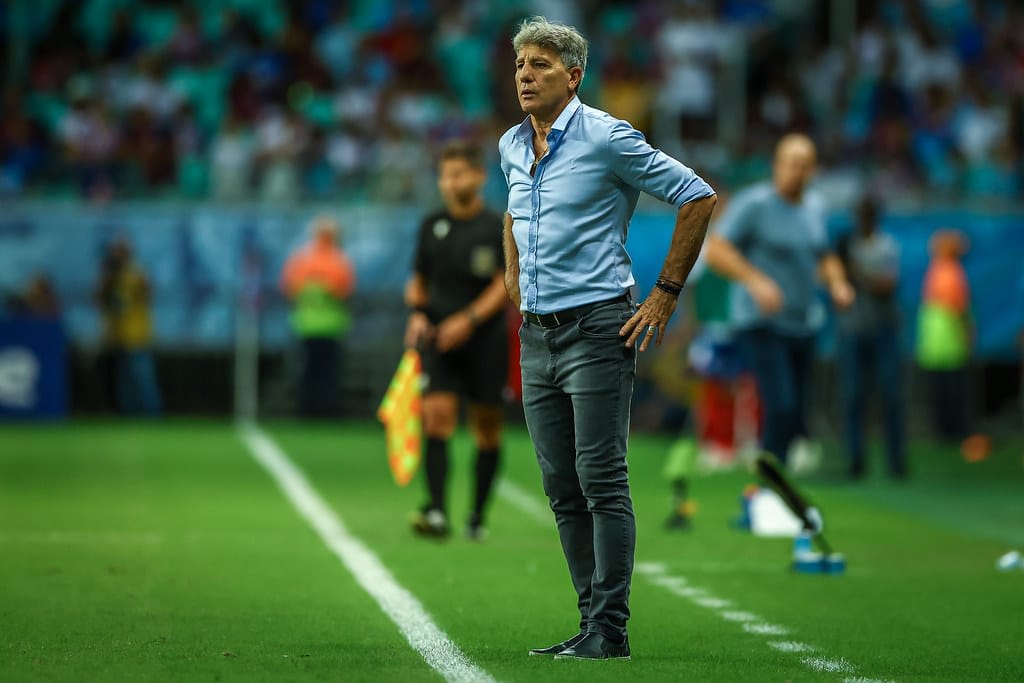 Renato na beira do campo no jogo de Bahia x Gremio - brasileirao 2024