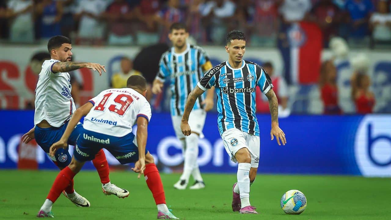 Vídeo expõe homofobia e xenofobia na torcida do Bahia contra o Grêmio.
