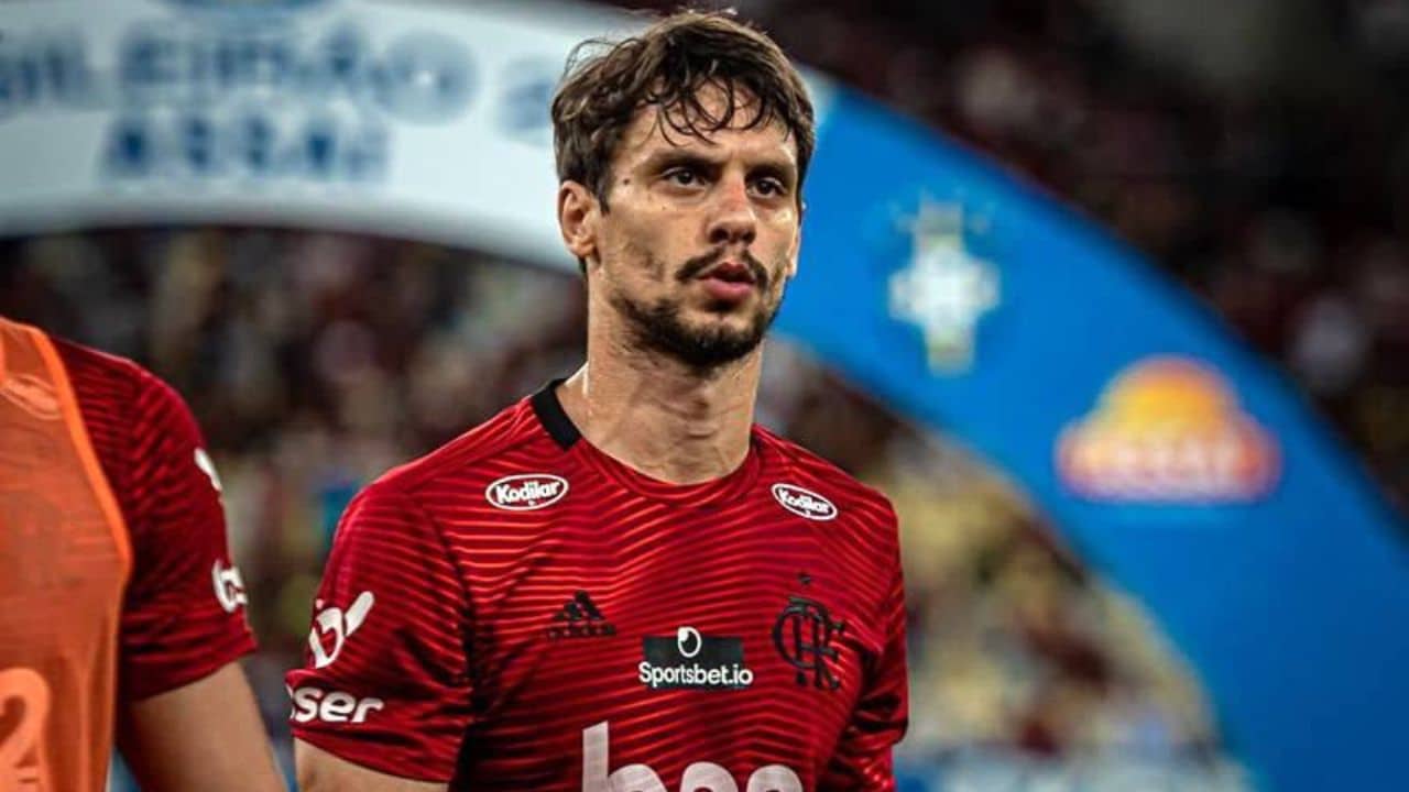 Rodrigo Caio diverte torcedores antes de partida entre Flamengo e Grêmio.