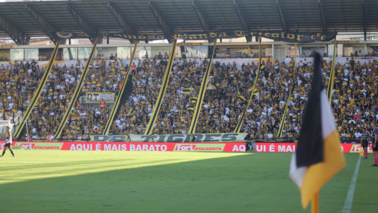 Grêmio encara o Criciúma em estádio lotado para duelo decisivo.