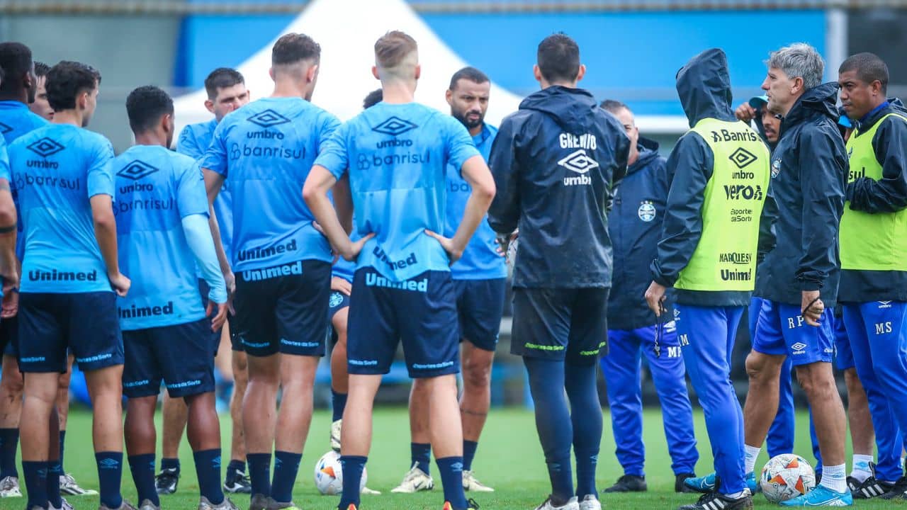 jogadores do grêmio permanecem em porto alegre durante treinos em são paulo