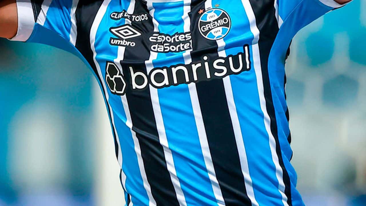 Sorteio solidário no RS oferece camisa de zagueiro do Grêmio como prêmio.