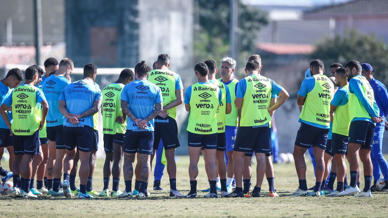 Grêmio define estratégia e autoriza familiares de jogadores a viajarem para Curitiba.