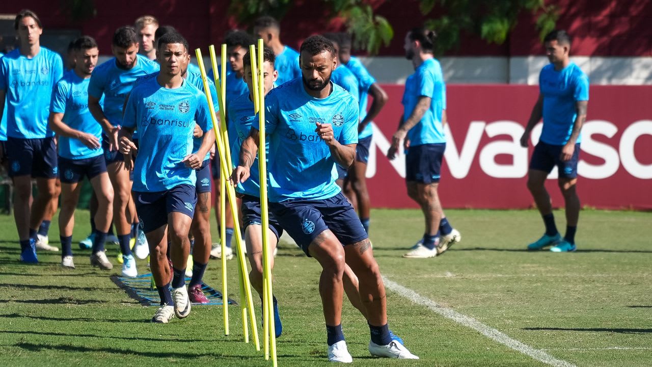 Grêmio tem conversas com dois atacantes e coloca prazo para finalizar negociações