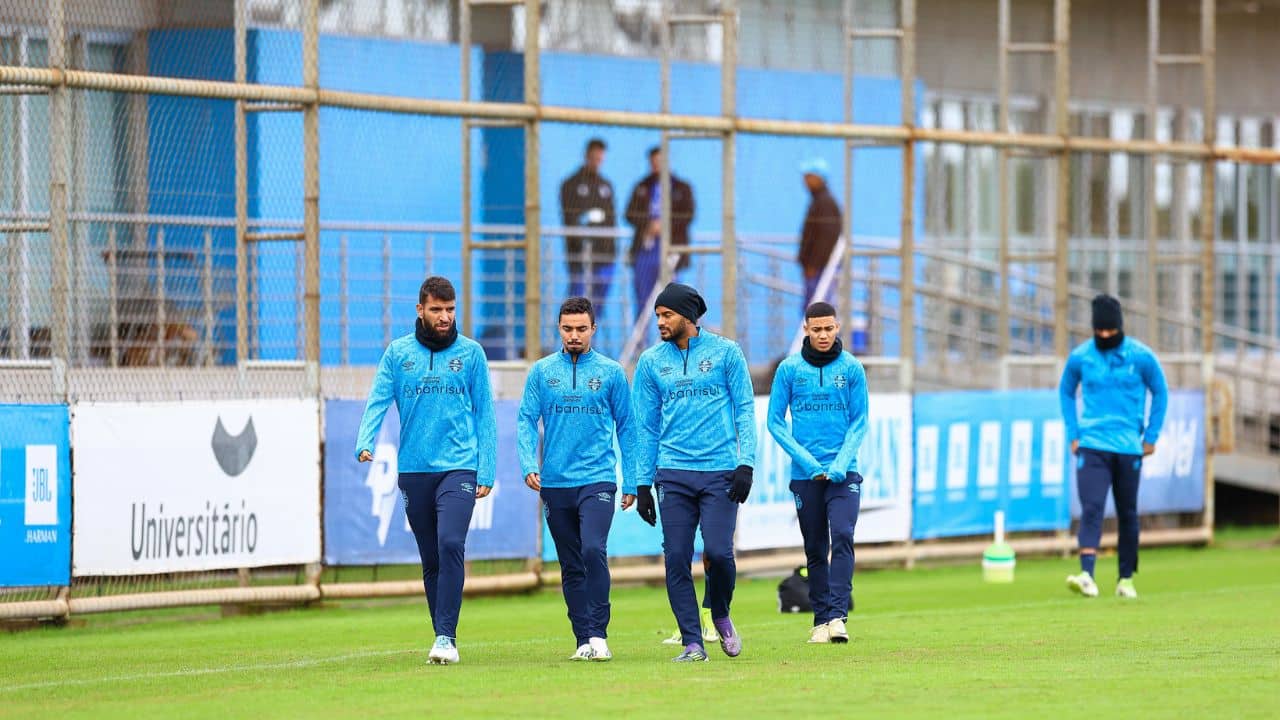 Dois jogadores do Grêmio retornam de lesão e treinam normalmente.